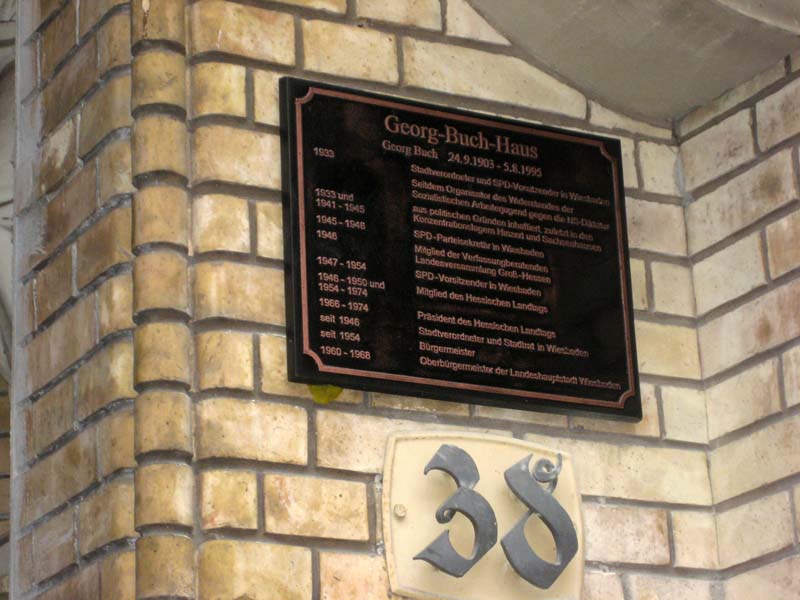 Gedenktafel am Gemeinschaftszentrum Georg-Buch-Haus in der Wellritzstraße